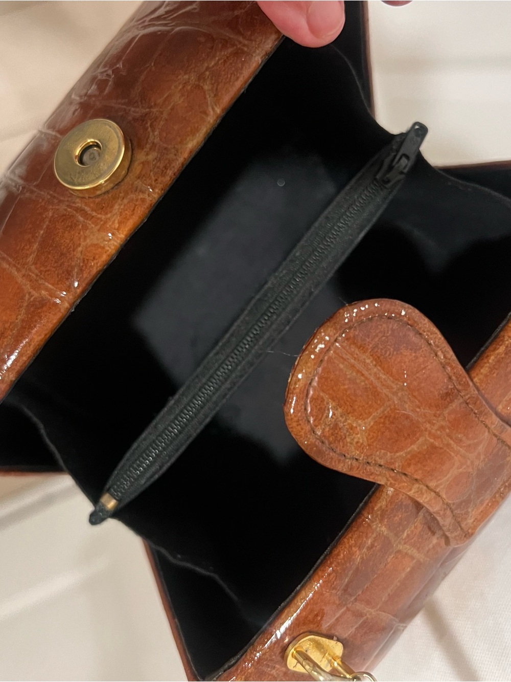 Vintage 1950’s 1960’s Brown Leather Croc-Embossed Barrel Purse adjustable strap - Picture 13 of 13